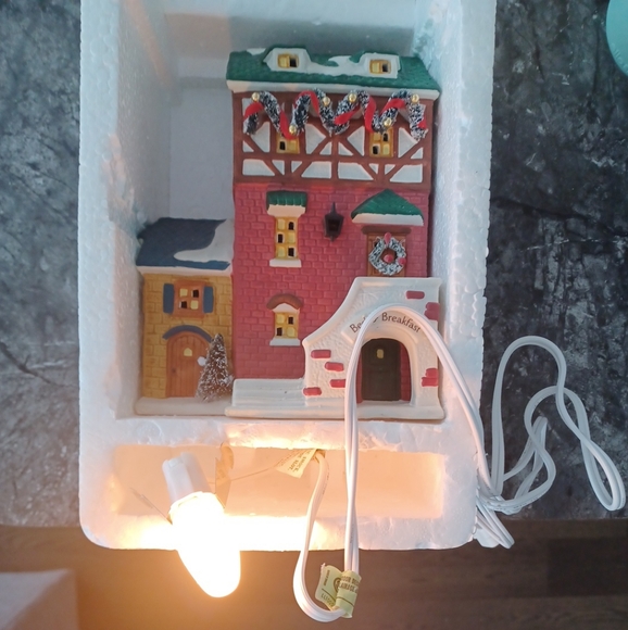 Vintage 1997 Dickensville Porcelain Lighted Christmas Village Bed & Breakfast - Picture 6 of 8